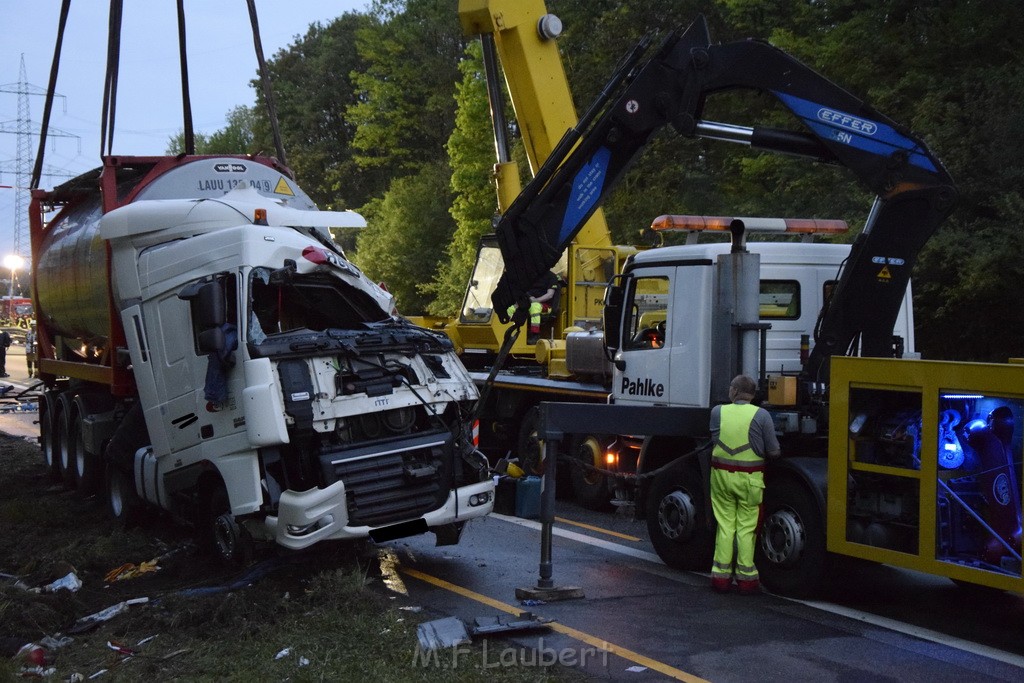 VU Gefahrgut LKW umgestuerzt A 4 Rich Koeln Hoehe AS Gummersbach P566.JPG - Miklos Laubert